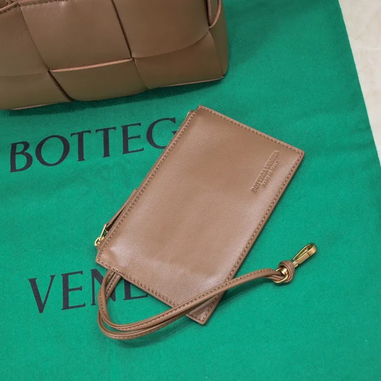 Batch 1420 BV Candy Arco super mini tote bag. The size of a mobile phone 😋 can only hold cuteness 🥰 I have always been fond of tote bags because it has no complicated design, is simple and neat, and can be easily matched with daily clothes. Key points, key points! It is equipped with a detachable shoulder strap, so you can match your different looks. It is full of texture. Size: 20*7*13 Style number: 9895#